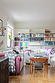 Ordentliches Bücherregal im Wohnzimmer mit weißen Sofas