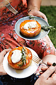 Kleine Upside-Down-Cakes mit Aprikosen, Orangenblüten und Rosmarin