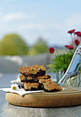 Brookies (Brownies mit Cookie-Kruste, USA) auf Tisch im Freien