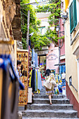 Enge Gasse mit Läden und Restaurants in Positano, Amalfiküste, Italien