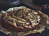 Rundes Bananenbrot mit Cranberries und Pistazien