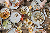 Grillfest mit Meeresfrüchten und Gemüse, teilweise schon leer gegessene Teller