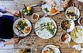 Gedeckter Tisch fürs Grillfest mit teilweise schon leergegessenen Tellern
