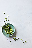 Grüne Erbsen und Kräuter auf Teller