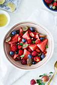Sommerlicher Obstsalat mit Beeren und Wassermelone