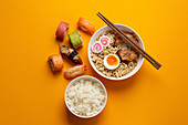 Traditionelles japanisches Essen (Ramen-Suppe, Reis und Sushi)