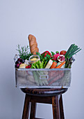 Gemüsekorb mit Obst und Brot