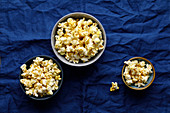 Bollywood-Popcorn mit scharfem Currypulver