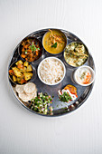 Thali mit Gemüse, Fladenbrot und Reis (Indien)