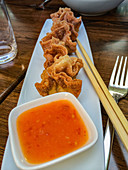 Crispy wontons with a sweet chilli sauce (Asia)