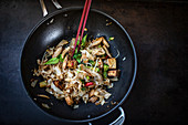 Thainudeln mit Hähnchen und Brokkoli im Wok