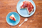 Cheesecake without oven, with fig jam being prepared