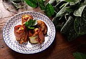 Hühnchen-Spieße mit Bacon und Zucchini zubereiten