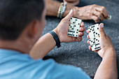 Fischer spielen nach getaner Arbeit eine Domino, Puntarenas, Costa Rica, Zentralamerika, Amerika