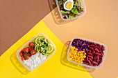 Gesunde Lunchboxen mit Gemüse und Reis