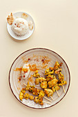 Maurische Spießchen mit Reis und Gewürzen