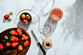 Frisch gepresster Erdbeersaft in Glas