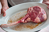 Rohes Tomahawk-Steak auf Teller