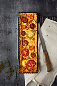 Colourful tomato quiche with thyme
