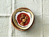 Vegane 'Albondigas' aus Sojaflocken und Pilzen mit Tomatensauce