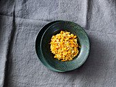 Veganer Couscous-Salat mit Kurkumacreme