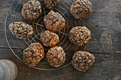 Selbstgebackene, glutenfreie Haferflocken-Kürbiskern-Brötchen