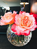 Rosenblüten in Glasvase