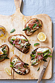 Toasts with grilled asparagus, goat cheese, ham and fresh mint