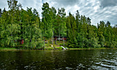 Karhejarvi See, Finnland, Mökki (typisch finnischen Blockhütte) im Hintergrund