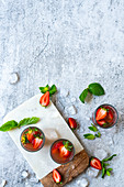 Sangria mit Erdbeeren und Minze