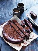 Dunkler Schokoladenkuchen mit Kakaopulver