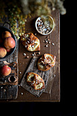 Aprikosengebäck mit Frischkäse und Mandeln