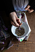 Lavendeltee zubereiten: Lavendelblüten vom Stiel abstreifen