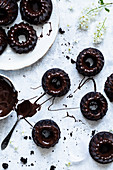 Kleine Schokoladen-Kranzkuchen mit Schokoglasur