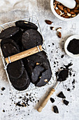 Plätzchen mit schwarzem Kakao und Mandeln