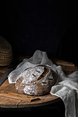 Ein glutenfreies Sauerteigbrot auf rustikalem Holztisch