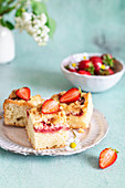 Yeast cake with strawberries and crumble