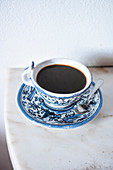 Tasse schwarzer Kaffee auf Marmortisch