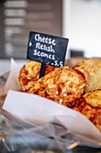 Käse-Relish-Scones auf Verkaufstheke eines Restaurants