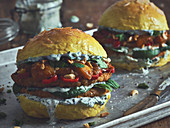 Indischer Veggie-Burger mit gelbem Brötchen