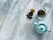Schwarzer Tee mit Teekanne