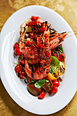 Gegrillte Tiger Prawns mit schwarzem Reis und Chilisalsa