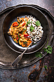 Kokos-Tomaten-Curry mit Gemüse und Tofu, dazu Reis-Wildreis-Mischung