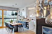 Moderner, multifunktionaler Wohnraum in Grau mit offener Küche
