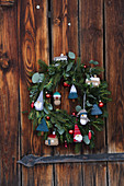 Weihnachtskranz mit gestrickten Tannenbäumen, Wichteln und Häusern