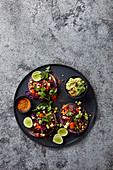 Tacos mit vegetarischen Bohnen-Pilz-Bällchen, Mais, Avocado und Chipotle