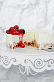 Yogurt cake with tonka beans, biscuit base and berry ragout