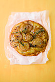 Onion and potato tart with clove, pepper and thyme