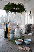 Gedeckter Tisch mit weihnachtlicher Deko auf überdachter Terrasse