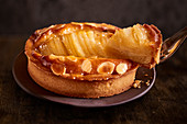 Apple tartlet with flaked almonds